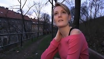 Meggie Publicagentilta Osallistuu Seksuaaliseen Toimintaan Vastineeksi Rahasta Kirkon Lähellä Pov-Videolla