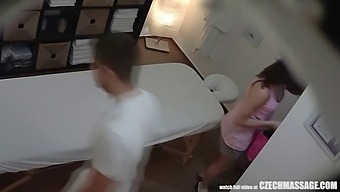 Casal Amador Europeu Desfruta De Intensa Intimidade Na Mesa De Massagem.
