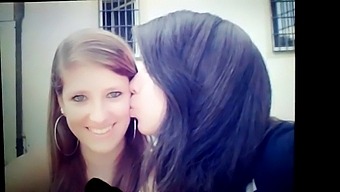Homem Turco Se Junta Ao Momento Íntimo De Casal Lésbico