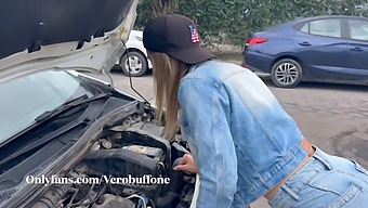 Eine Hausfrau Bekommt Einen Deepthroat-Orgasmus Von Einem Mechanischen Gerät
