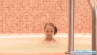 Milão Adolescente Se Exibe De Biquíni Em Uma Jacuzzi Quente