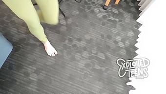 Gadis 19 Tahun Ramping Dengan Payudara Yang Kencang Dan Sempurna Memberikan Kenikmatan Oral Sambil Mengenakan Celana Yoga.