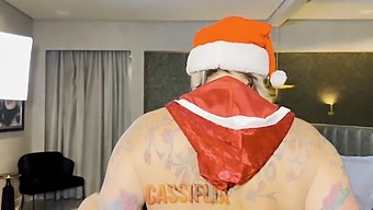 A Sra. Claus Oferece Suas Nádegas Atraentes Para Uma Criança Bem Comportada! Stream O Vídeo Inteiro Em Cassiflix