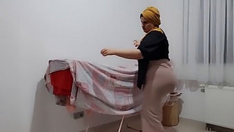 Äitipuoleni Herkullinen Derriere Saa Minut Kovaksi.