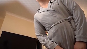 Nevlastní Syn Je Přistižen Při Činu A Svádí Svou Nevlastní Matku Milf.