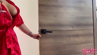 Duas Pessoas Seduzem E Fazem Sexo Com Uma Entregadora Da Fedex