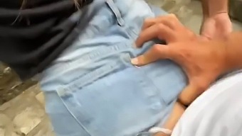 Garota Jovem Quase Exposta Durante Uma Brincadeira Ao Ar Livre - Uma Emocionante Intimidade Ao Ar Livre