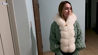 Varmennettu Pari Jakaa Intiimejä Hetkiä Kanssa Isot Tissit Ja Ystävällinen Milf