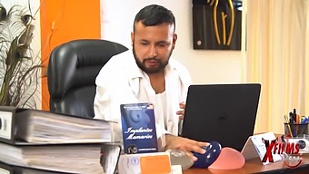 Custódia Peruana Veste Uniforme Médico Para Estimular Uma Venezuelana Voluptuosa