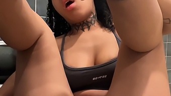 Beleza Ébano Kinky Se Satisfaz Com Um Brinquedo Na Academia.