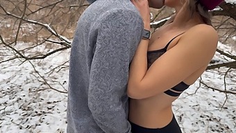 Esposa Desfruta De Um Ménage Ao Ar Livre Com Marido E Amigo.