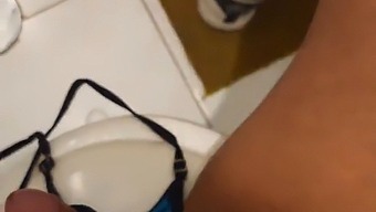 Uma Mãe Latina Amadora Seduz E Engole O Clímax De Seu Filho No Banheiro.
